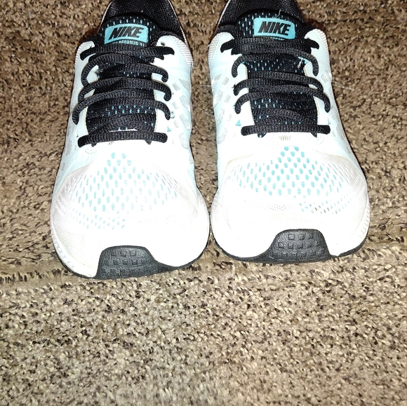 Nike - Picture 2 of 5